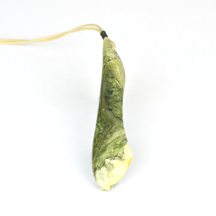 nephrite chromite elegant pounamu pendant stylised Kotuku